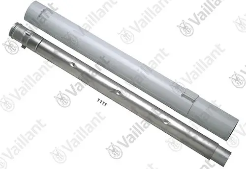 Vaillant Verlängerungsrohr in zwei Teilen, eines aus glänzendem Metall und das andere aus Kunststoff, übereinander liegend auf hellem Hintergrund.